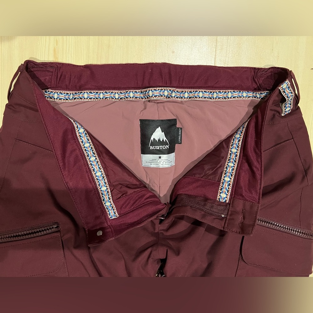 Burton women’s snowboard pants. Excellent condition, only used a couple times.